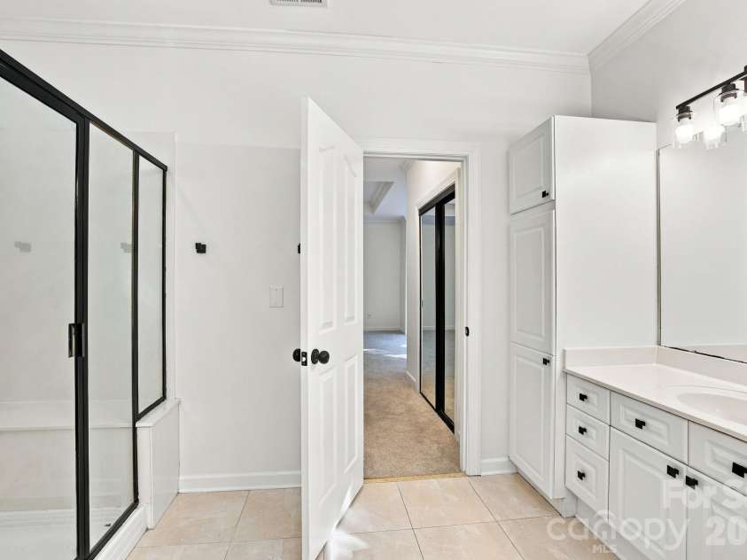 3439 Twelve Oaks Place, Charlotte, NC 28270.  MLS# CAR4423382, YatesRealty ID 54247. Primary Bath