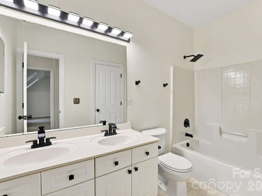 3439 Twelve Oaks Place, Charlotte, NC 28270.  MLS# CAR4423382, YatesRealty ID 54247. Upstairs Full Bath