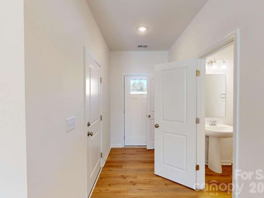 401 Hendley Drive, York, SC 29745.  MLS# CAR4333028, YatesRealty ID 5425. Foyer
