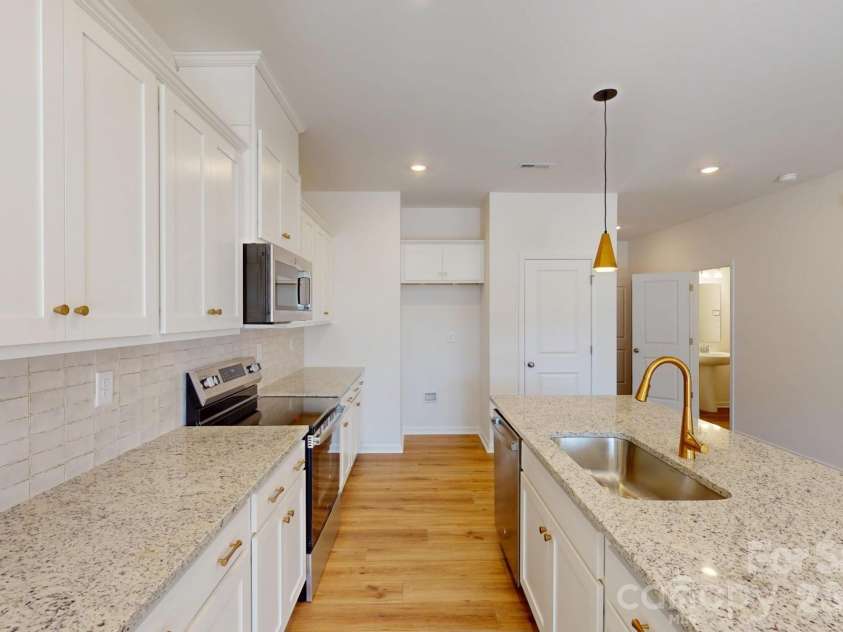401 Hendley Drive, York, SC 29745.  MLS# CAR4333028, YatesRealty ID 5425. Kitchen