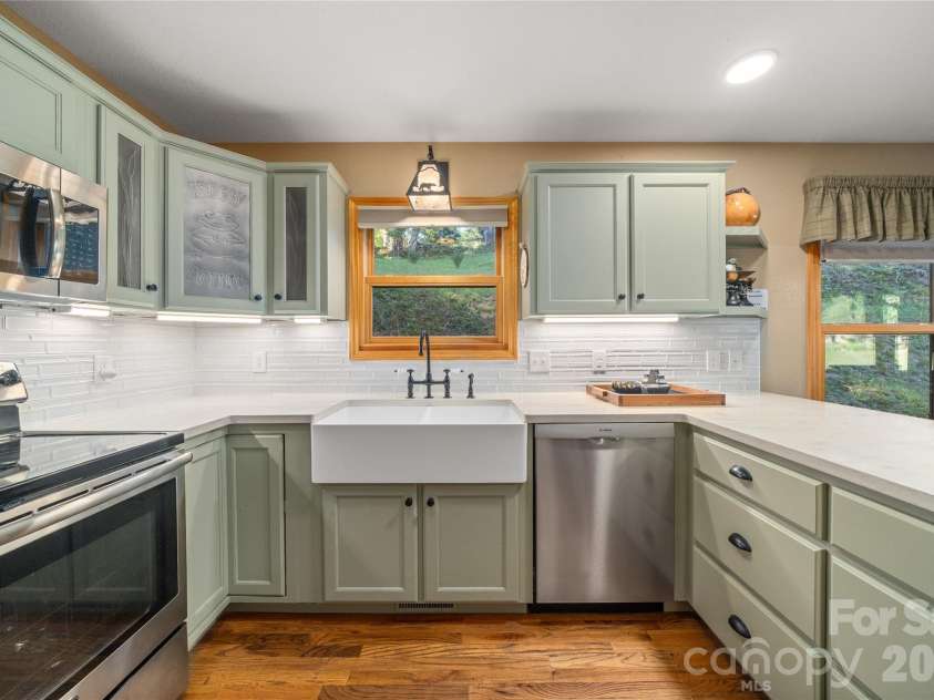 28 Froggy Bottom Trail, Canton, NC 28716.  MLS# CAR4429892, YatesRealty ID 54250. Beutiful kitchen with granite counters, farm sink,and big walk in pantry