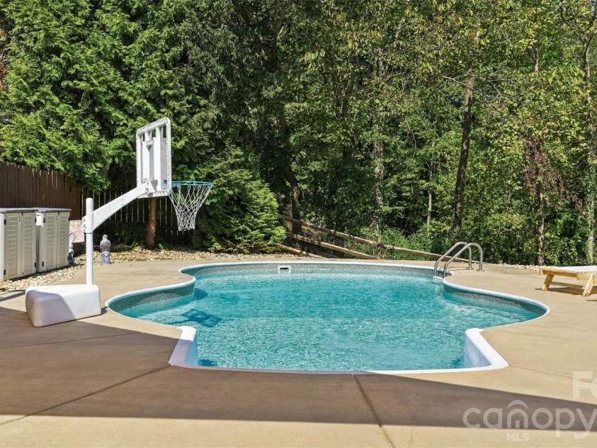 7122 Rothmore Street, Charlotte, NC 28215.  MLS# CAR4430685, YatesRealty ID 54257. 