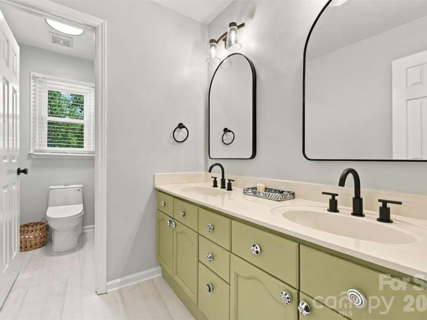 7122 Rothmore Street, Charlotte, NC 28215.  MLS# CAR4430685, YatesRealty ID 54257. Full bath on upper