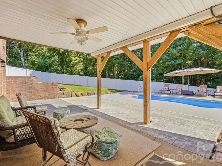 7000 Tramore Lane, Clemmons, NC 27012.  MLS# CAR4430242, YatesRealty ID 54260. 