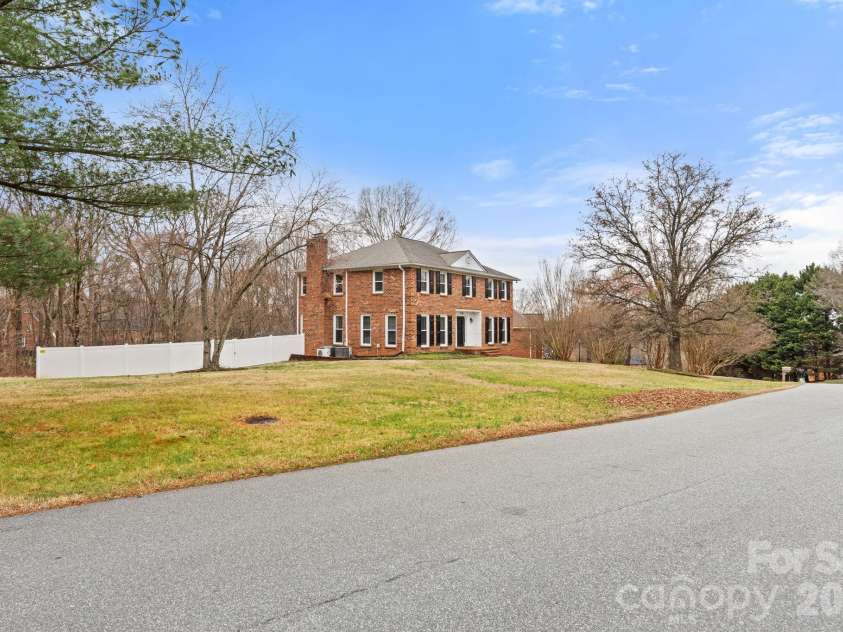 7000 Tramore Lane, Clemmons, NC 27012.  MLS# CAR4430242, YatesRealty ID 54260. 