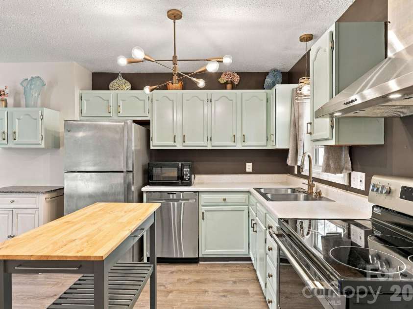 10 Foggy Hollow Trail, Asheville, NC 28806.  MLS# CAR4430103, YatesRealty ID 54265. Spacious kitchen