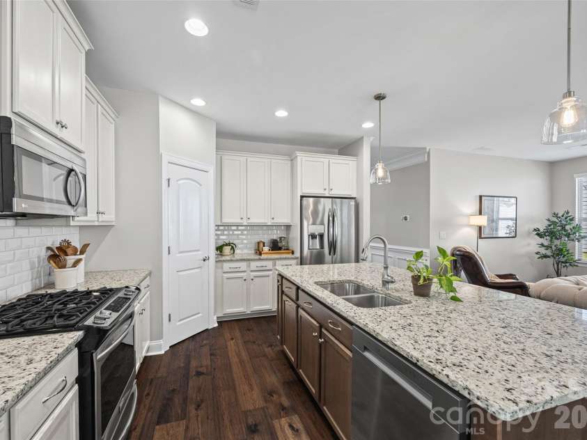 17015 Challory Glen Way, Charlotte, NC 28278.  MLS# CAR4429869, YatesRealty ID 54266. 