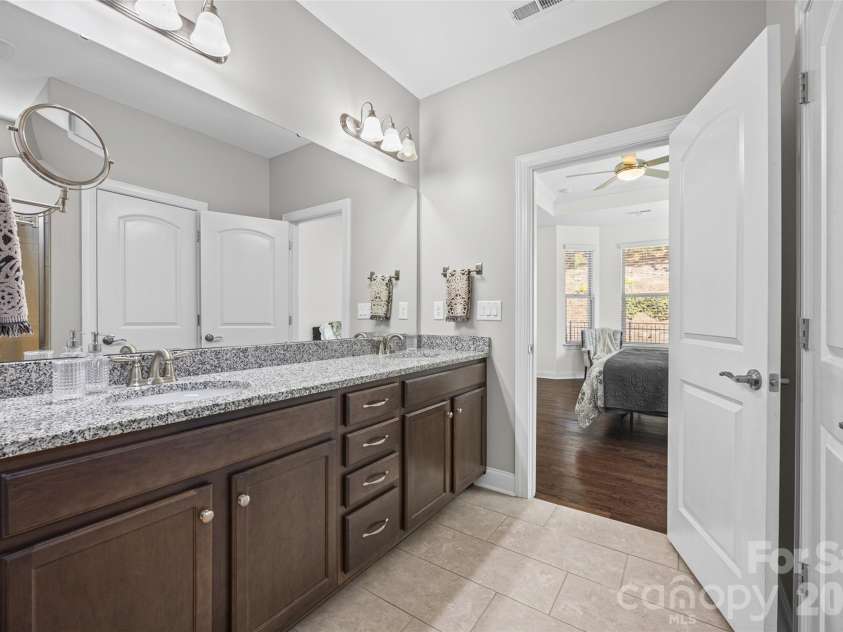 17015 Challory Glen Way, Charlotte, NC 28278.  MLS# CAR4429869, YatesRealty ID 54266. 