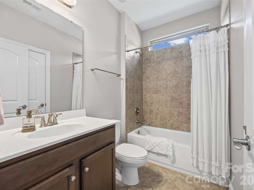 17015 Challory Glen Way, Charlotte, NC 28278.  MLS# CAR4429869, YatesRealty ID 54266. Full bath first floor
