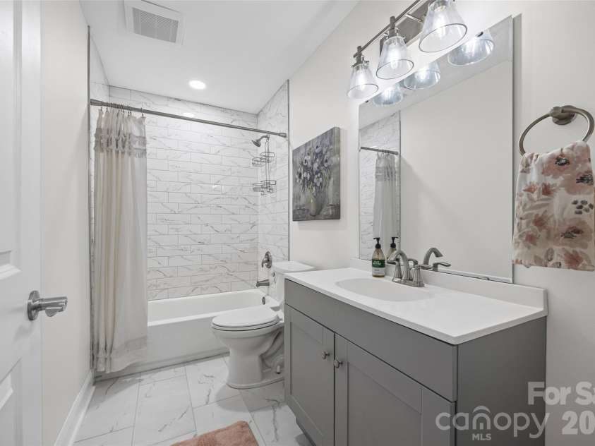 17015 Challory Glen Way, Charlotte, NC 28278.  MLS# CAR4429869, YatesRealty ID 54266. Full bathroom second floor