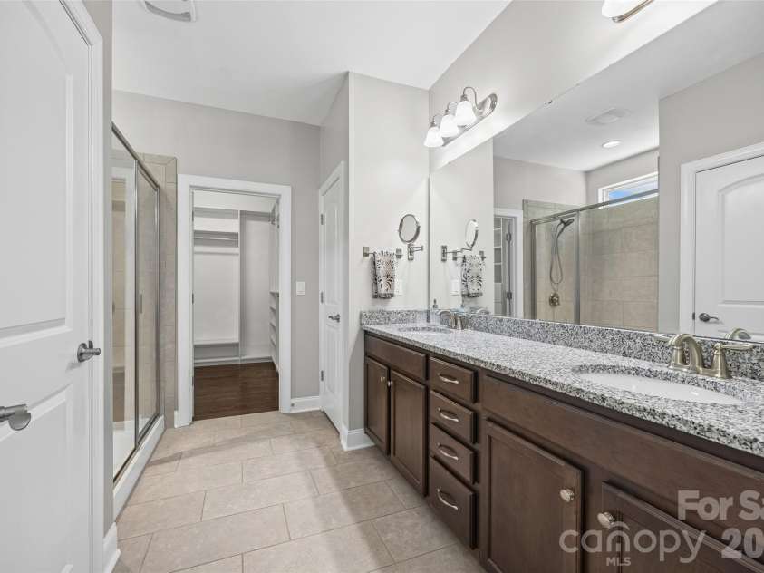 17015 Challory Glen Way, Charlotte, NC 28278.  MLS# CAR4429869, YatesRealty ID 54266. Primary bath
