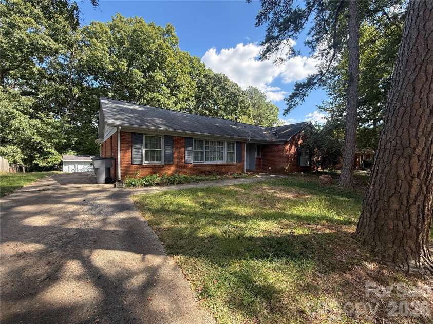 818 McLaughlin Drive, Charlotte, NC 28212.  MLS# CAR4430150, YatesRealty ID 54267. 