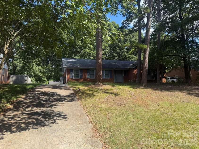 818 McLaughlin Drive, Charlotte, NC 28212.  MLS# CAR4430150, YatesRealty ID 54267. 