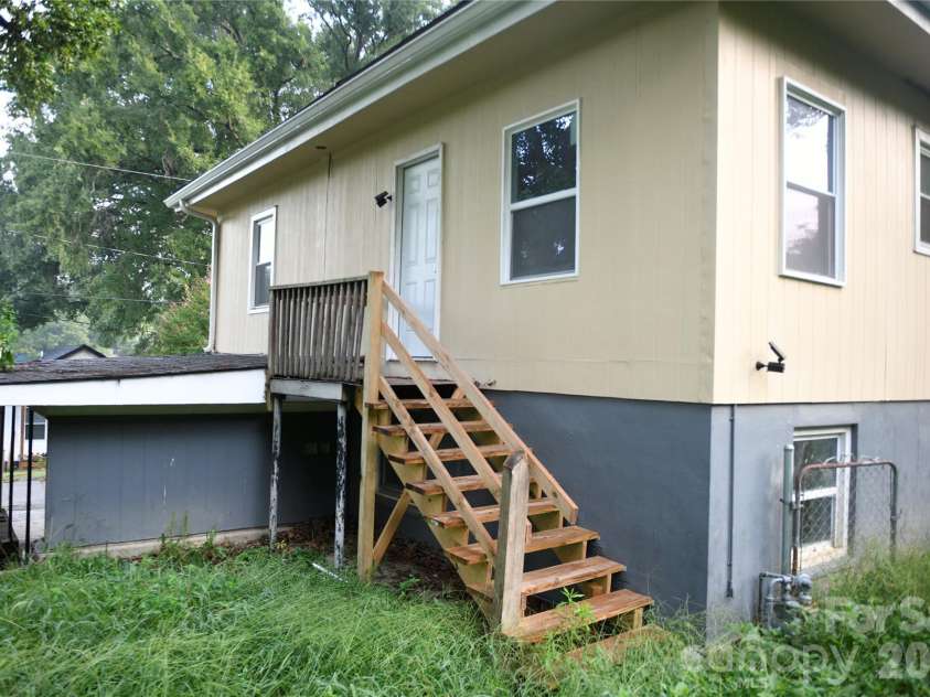 1605 4th Avenue, Gastonia, NC 28052.  MLS# CAR4429758, YatesRealty ID 54268. 