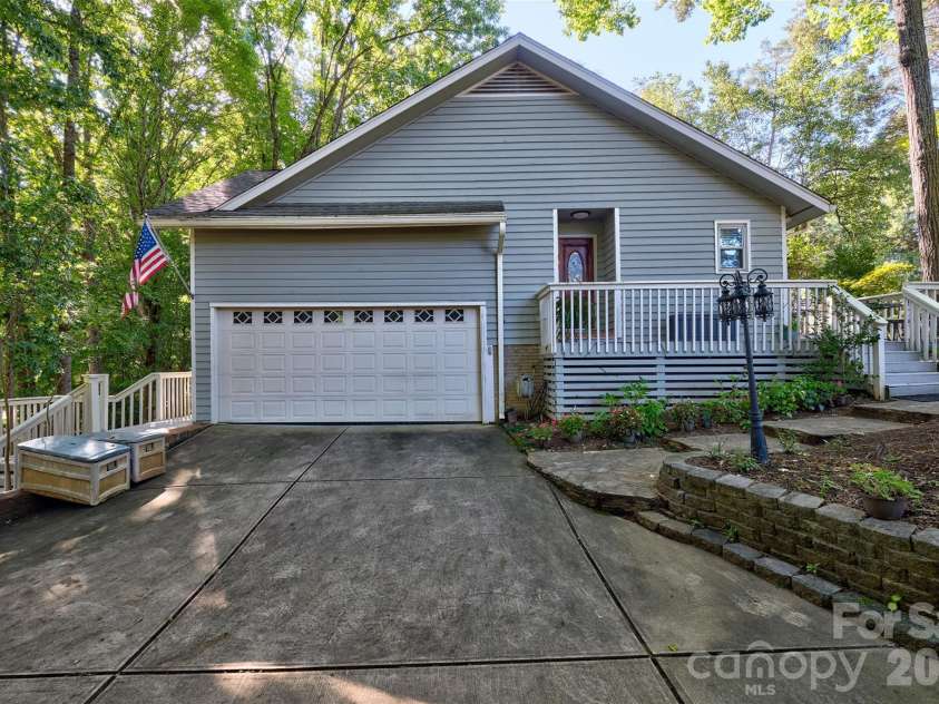 70 Honeysuckle Woods, Lake Wylie, SC 29710.  MLS# CAR4429713, YatesRealty ID 54270. 