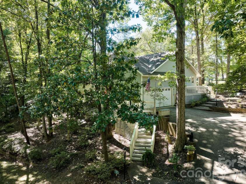 70 Honeysuckle Woods, Lake Wylie, SC 29710.  MLS# CAR4429713, YatesRealty ID 54270. 