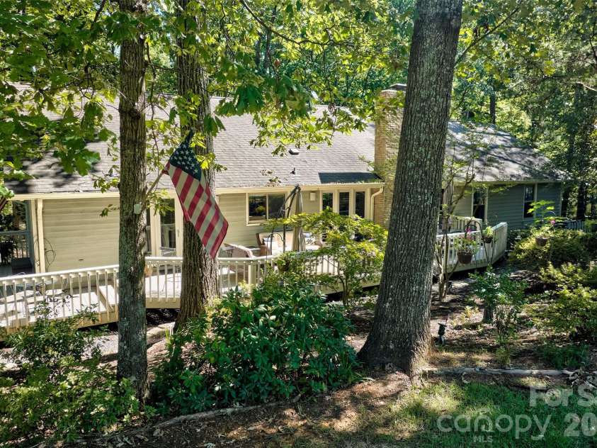70 Honeysuckle Woods, Lake Wylie, SC 29710.  MLS# CAR4429713, YatesRealty ID 54270. 