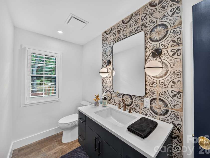2021 Lynbridge Drive, Charlotte, NC 28270.  MLS# CAR4429842, YatesRealty ID 54271. First Full Bathroom