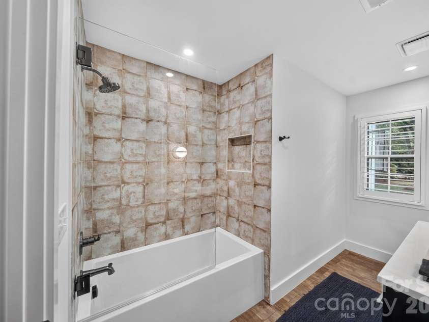 2021 Lynbridge Drive, Charlotte, NC 28270.  MLS# CAR4429842, YatesRealty ID 54271. First Full Bathroom