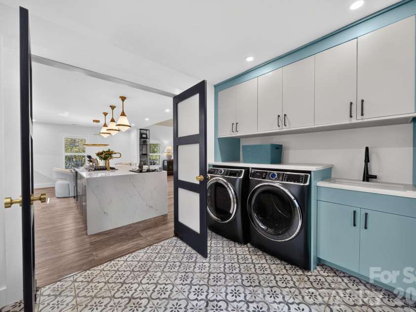 2021 Lynbridge Drive, Charlotte, NC 28270.  MLS# CAR4429842, YatesRealty ID 54271. Laundry off Kitchen