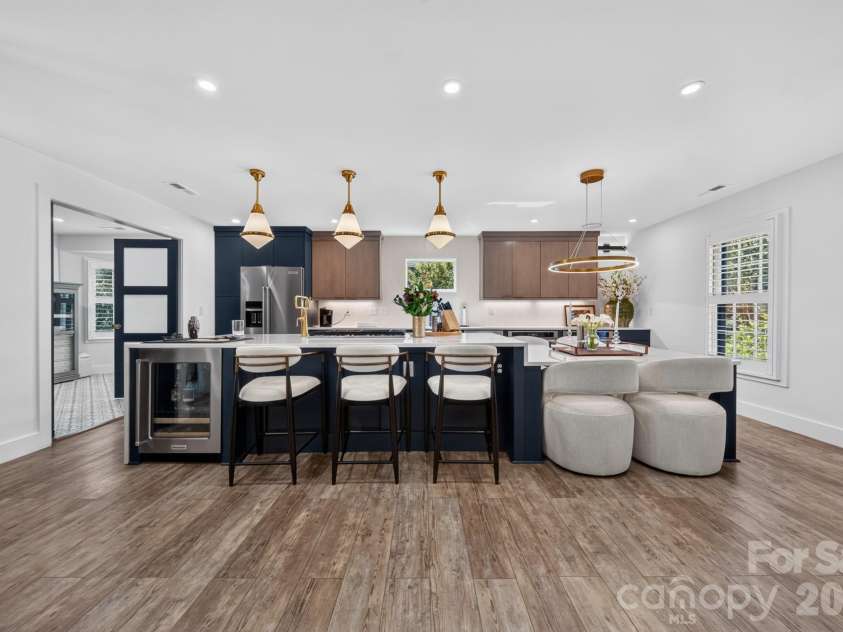 2021 Lynbridge Drive, Charlotte, NC 28270.  MLS# CAR4429842, YatesRealty ID 54271. Oversized Island & Dining Table