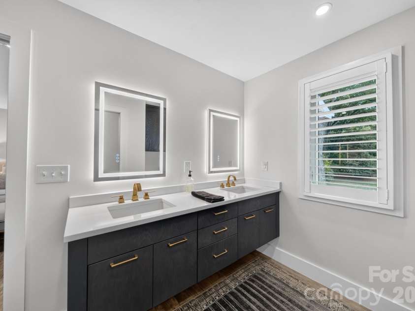 2021 Lynbridge Drive, Charlotte, NC 28270.  MLS# CAR4429842, YatesRealty ID 54271. Primary Bathroom