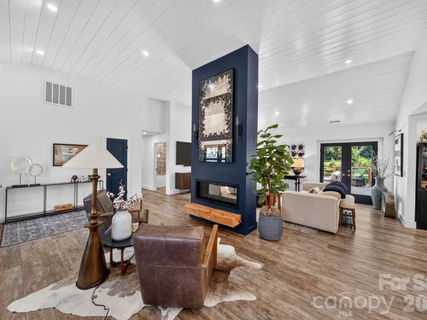 2021 Lynbridge Drive, Charlotte, NC 28270.  MLS# CAR4429842, YatesRealty ID 54271. Stunning Floating Fireplace