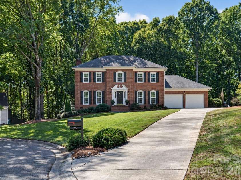 734 Stratford Woods Road, Matthews, NC 28105.  MLS# CAR4429636, YatesRealty ID 54272. 