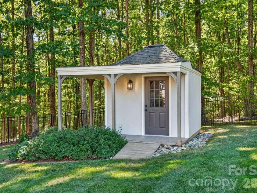 734 Stratford Woods Road, Matthews, NC 28105.  MLS# CAR4429636, YatesRealty ID 54272. 
