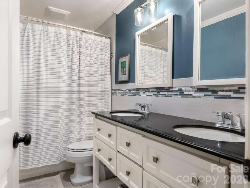 2007 Fromby Court, Charlotte, NC 28211.  MLS# CAR4429673, YatesRealty ID 54273. Full Bathroom