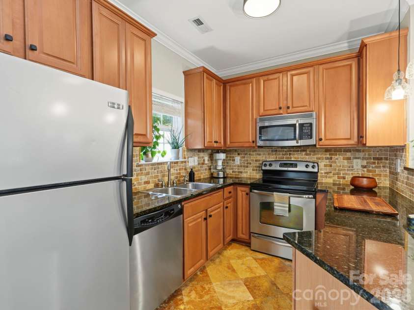 4460 Yoruk Forest Lane, Charlotte, NC 28211.  MLS# CAR4429492, YatesRealty ID 54275. 