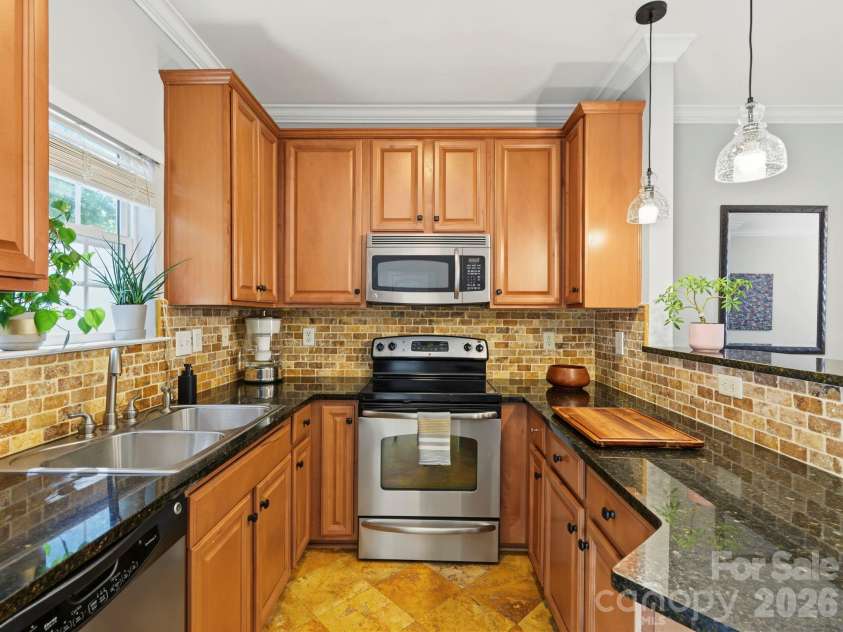 4460 Yoruk Forest Lane, Charlotte, NC 28211.  MLS# CAR4429492, YatesRealty ID 54275. 