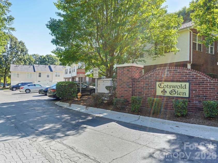 4460 Yoruk Forest Lane, Charlotte, NC 28211.  MLS# CAR4429492, YatesRealty ID 54275. 