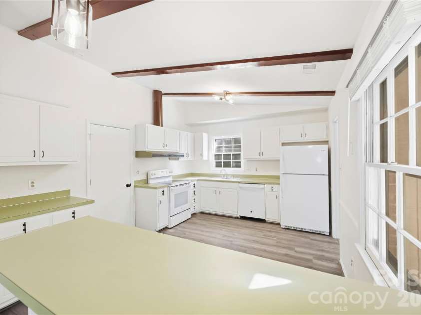 9112 Sardis Forest Drive, Charlotte, NC 28270.  MLS# CAR4429591, YatesRealty ID 54276. Bright Kitchen w/ Natural Light