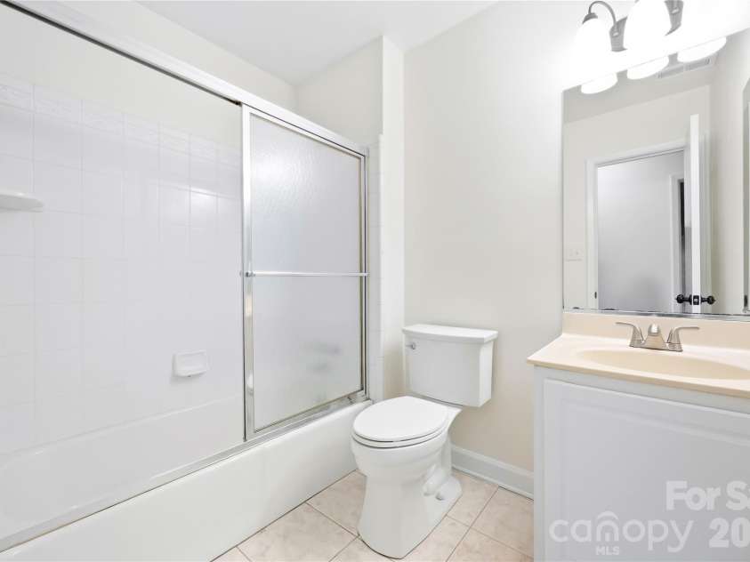 9112 Sardis Forest Drive, Charlotte, NC 28270.  MLS# CAR4429591, YatesRealty ID 54276. Hall Bathrrom