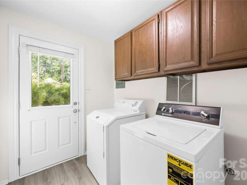 9112 Sardis Forest Drive, Charlotte, NC 28270.  MLS# CAR4429591, YatesRealty ID 54276. Laundry Room