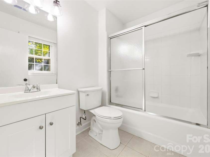 9112 Sardis Forest Drive, Charlotte, NC 28270.  MLS# CAR4429591, YatesRealty ID 54276. Primary Bathroom
