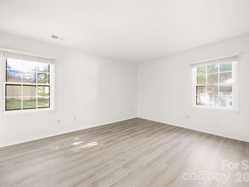9112 Sardis Forest Drive, Charlotte, NC 28270.  MLS# CAR4429591, YatesRealty ID 54276. Primary Bedroom