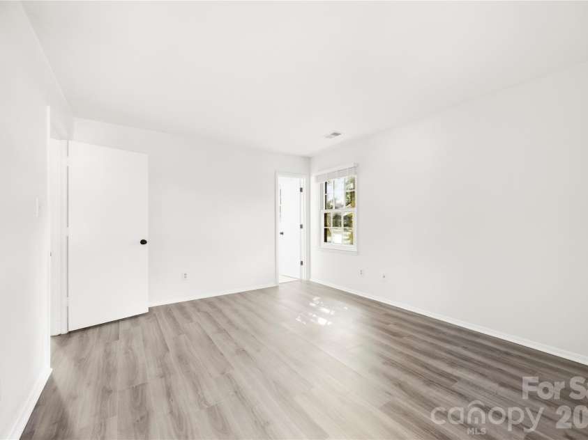 9112 Sardis Forest Drive, Charlotte, NC 28270.  MLS# CAR4429591, YatesRealty ID 54276. Primary Bedroom