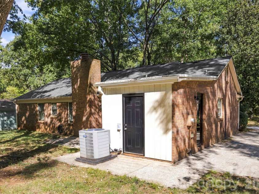 9112 Sardis Forest Drive, Charlotte, NC 28270.  MLS# CAR4429591, YatesRealty ID 54276. Utility Room/Storage Closet