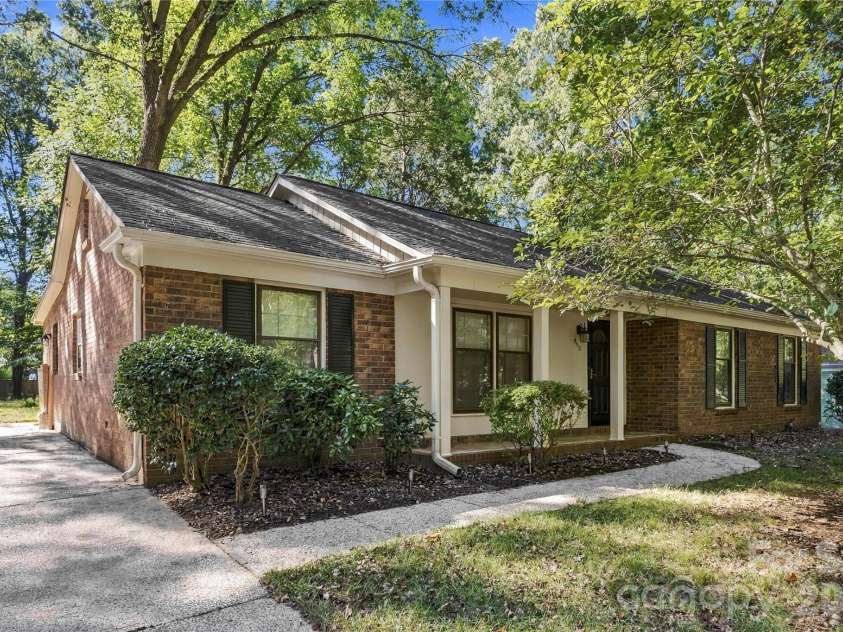 9112 Sardis Forest Drive, Charlotte, NC 28270.  MLS# CAR4429591, YatesRealty ID 54276. Welcome Home!