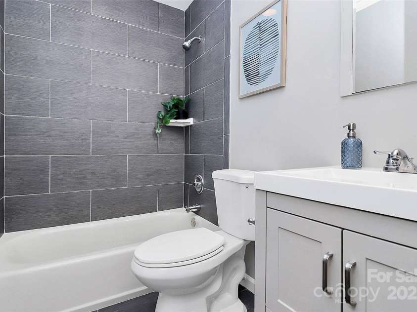 1420 Starbrook Drive, Charlotte, NC 28210.  MLS# CAR4314473, YatesRealty ID 5428. Hall Bathroom