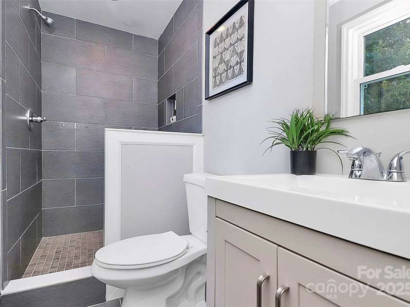 1420 Starbrook Drive, Charlotte, NC 28210.  MLS# CAR4314473, YatesRealty ID 5428. Primary Bathroom