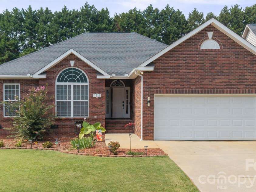1011 Overhill Drive, Salisbury, NC 28144.  MLS# CAR4429292, YatesRealty ID 54283. Welcome to 1011 Overhill Dr!