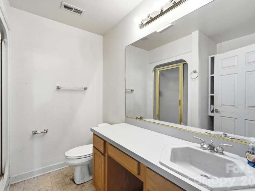 600 Frontier Road, Clover, SC 29710.  MLS# CAR4429222, YatesRealty ID 54284. Full bathroom in flex space