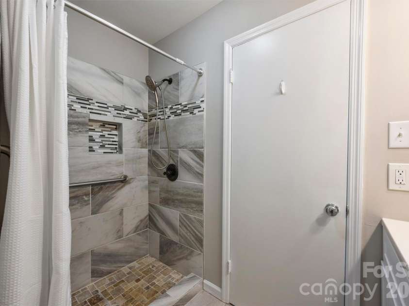 5915 Quail Hollow Road, Charlotte, NC 28210.  MLS# CAR4429141, YatesRealty ID 54290. 