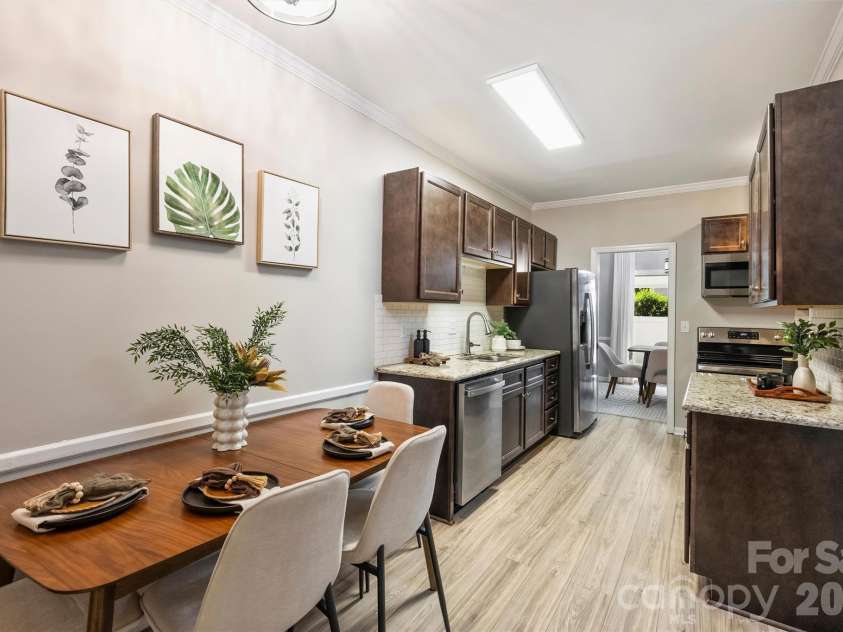 5915 Quail Hollow Road, Charlotte, NC 28210.  MLS# CAR4429141, YatesRealty ID 54290. Kitchen with eat-in area