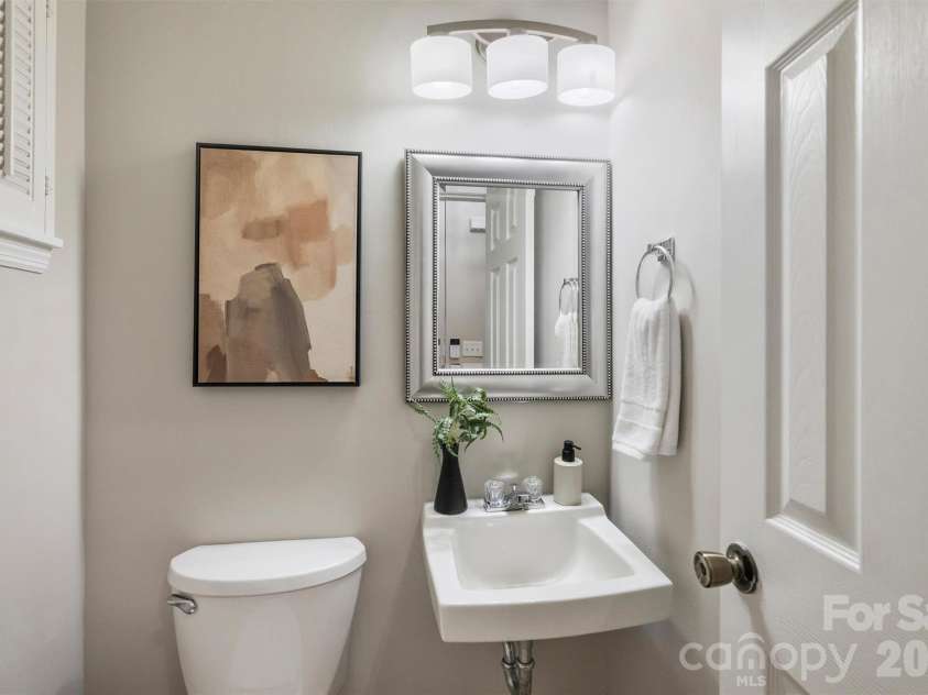 5915 Quail Hollow Road, Charlotte, NC 28210.  MLS# CAR4429141, YatesRealty ID 54290. Main level half bath