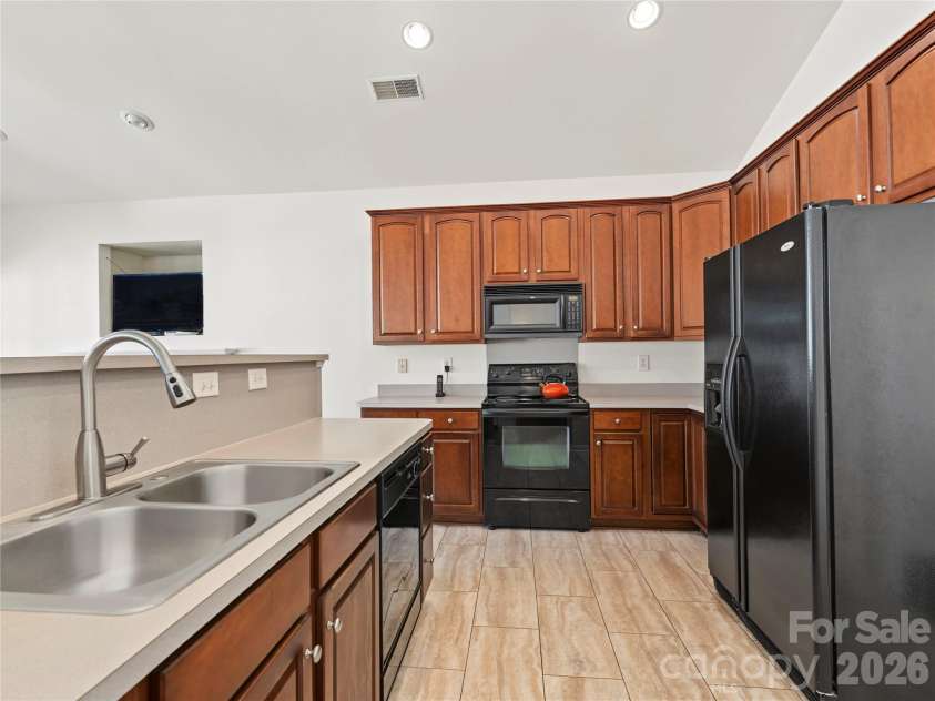 13318 Planters Row Drive, Charlotte, NC 28278.  MLS# CAR4429057, YatesRealty ID 54292. Kitchen