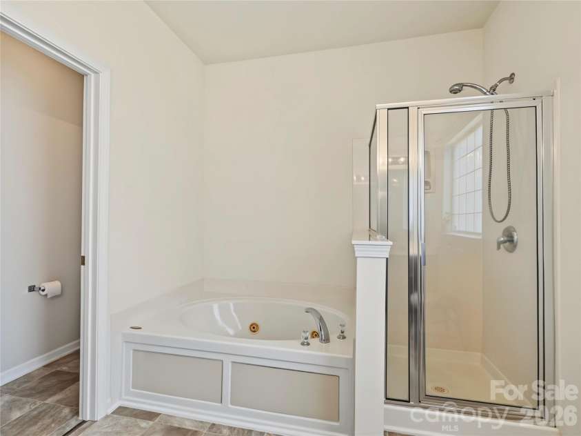 13318 Planters Row Drive, Charlotte, NC 28278.  MLS# CAR4429057, YatesRealty ID 54292. Shower and Spa tub